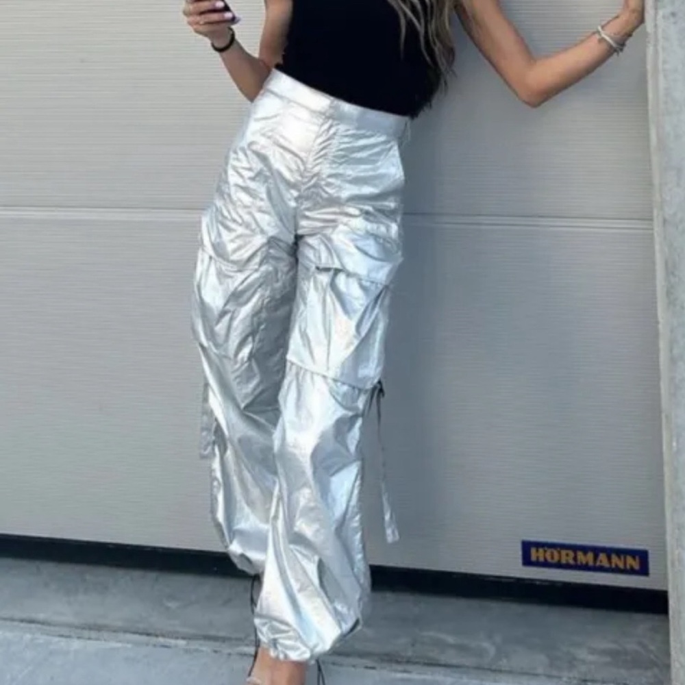 NWT 🪩 ZARA NEW WOMAN MID WAIST SHINY CARGO TROUSERS PANT SILVER - M